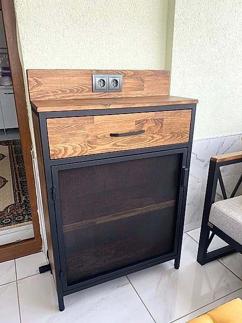 Priz Detaylı Tel Kapaklı Dolap